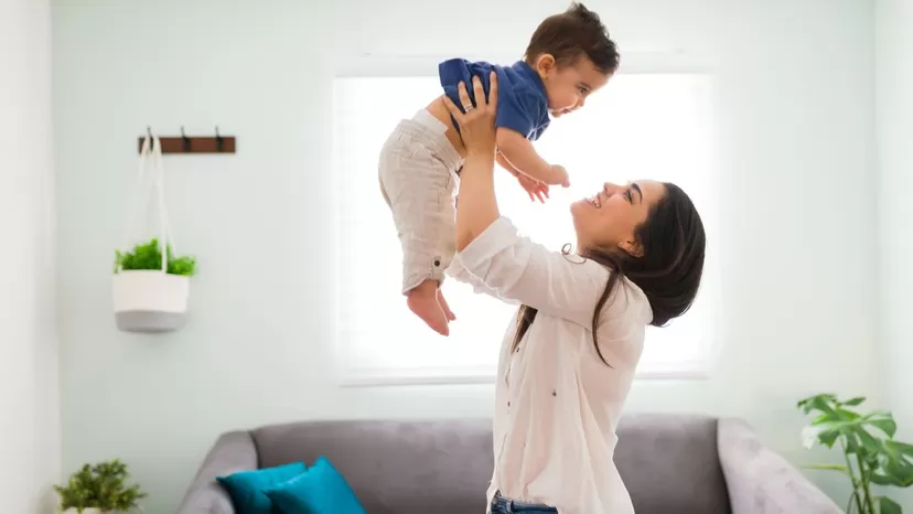 &iquest;Por qu&eacute; es peligroso cargar y lanzar a los beb&eacute;s al aire?