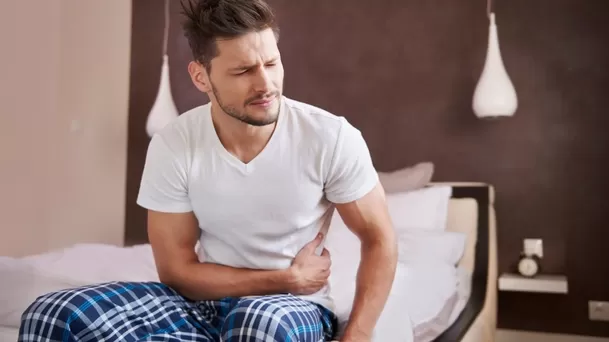 El sobrecrecimiento bacteriano en el intestino delgado es una de las causas de los gases frecuentes.