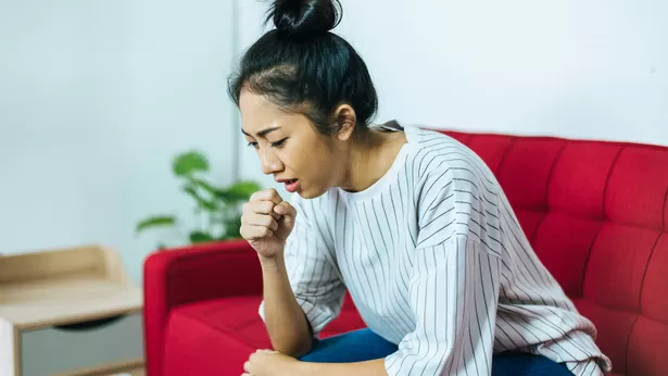 El cambio en el color de la flema puede ser una señal de amigdalitis o sinusitis.