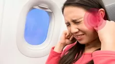 Formas de quitar el zumbido o dolor de oídos durante un viaje de avión.