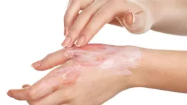 Así puedes quitar el chicle pegado en el cabello rápido y sin cortarlo