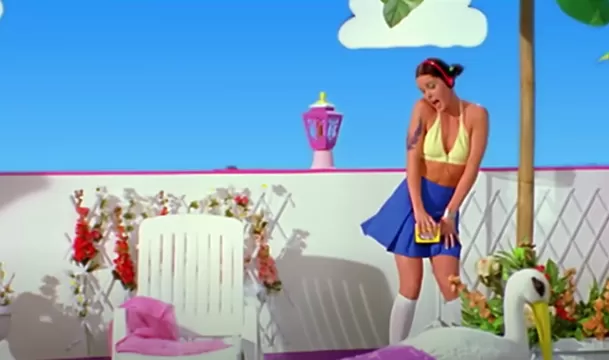 Escena del video musical de Barbie Girl del grupo Aqua. 