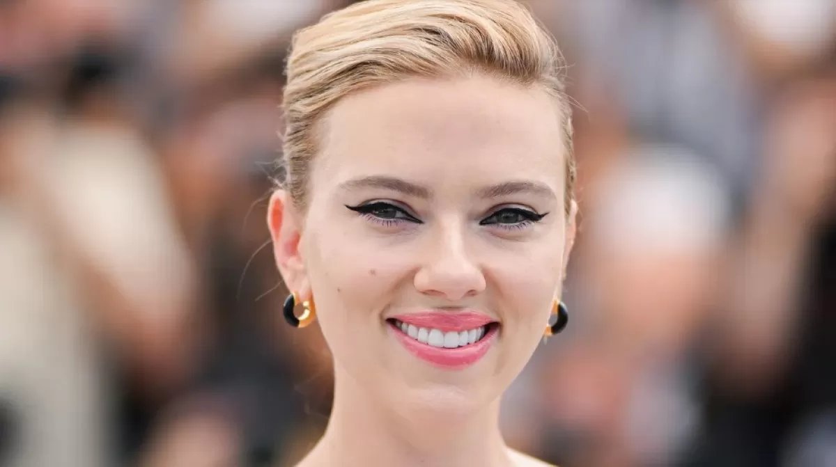 La actriz Scarlet Johansson tiene el rostro en forma de diamante