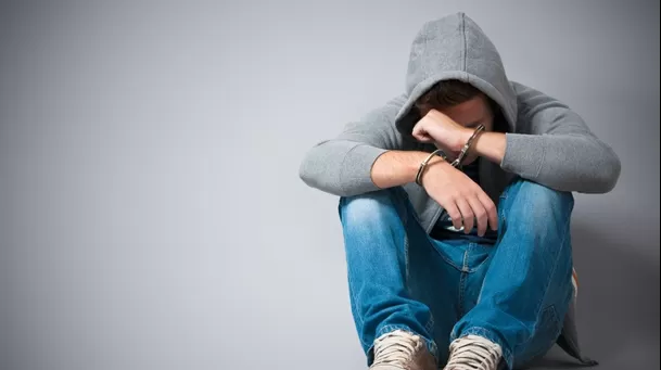 Solo personas mayores de 18 años son sentenciadas y trasladadas a un penal. Solo personas mayores de 18 años son sentenciadas y trasladadas a un penal.