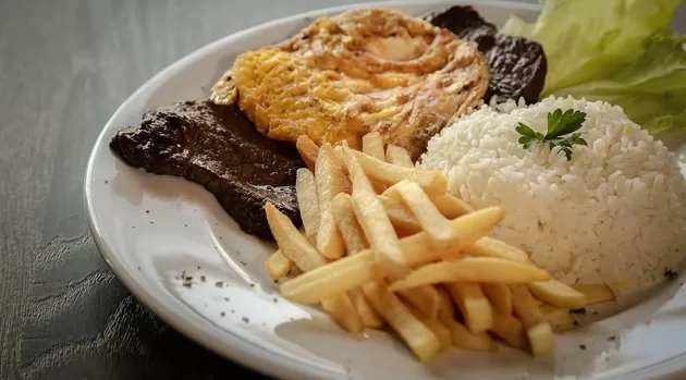 ¿Qué pasa si comes arroz y papa al mismo tiempo?