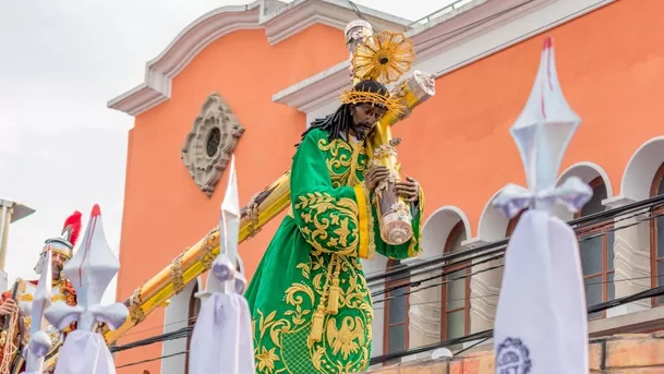 El recorrido por las siete iglesias conmemora los pasos de Jesús antes de su crucifixión.