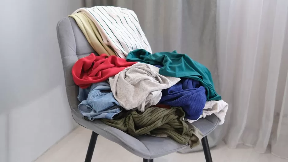 El significado detrás de dejar la ropa acumulada sobre una silla