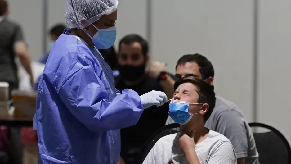 Lo que debes saber si tienes en casa un niño con sospecha de COVID-19 (Foto: AFP)