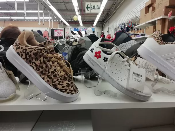 Diversos modelos de zapatillas originales en tiendas de remate (Foto: UeI)