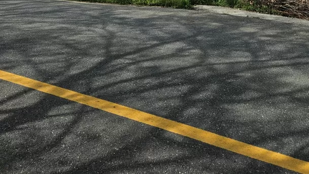 Línea amarilla continua.