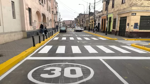 Líneas de detención y líneas peatonales.