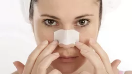 ¿Por qué te salen puntos negros en el rostro y cómo eliminarlos?