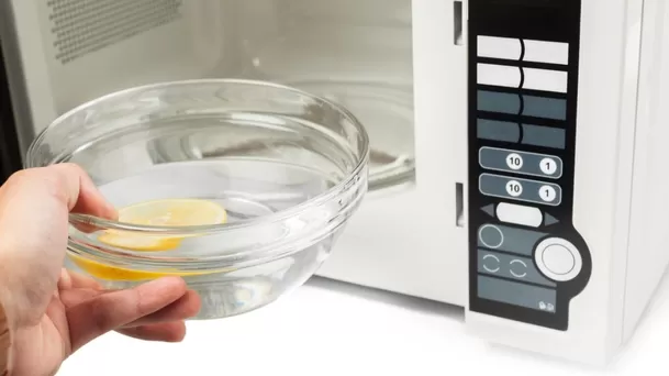 En el microondas, la energía se genera desde en el interior del alimento.