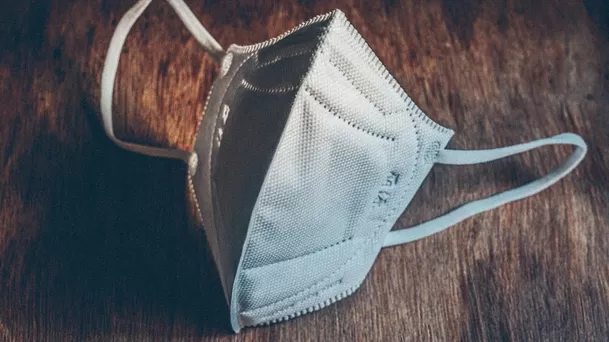 La mejor manera de desinfectar tu mascarilla es con rayos solares