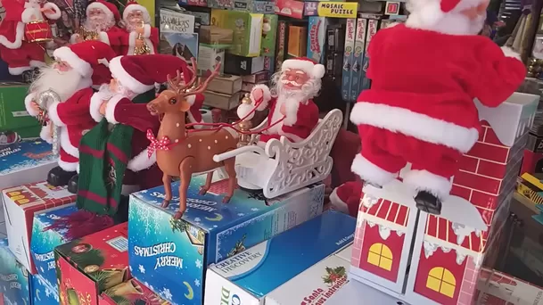 Adornos navideños en el Centro de Lima. (Captura:  Canal de YouTube Ale y Manu)