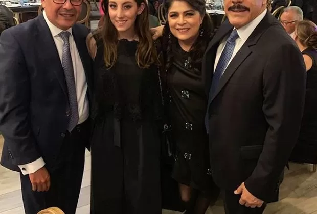 Victoria Ruffo sorprende a sus fans junto a su esposo y a su hija