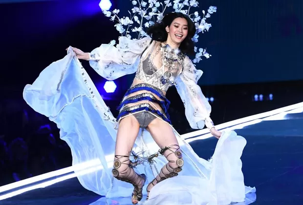 Modelo de Victoria's Secret protagonizó aparatosa caída 