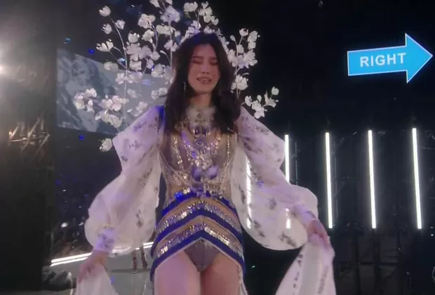 Modelo Ming Xi se cayó en plena pasarela del Victoria's Secret
